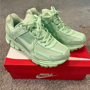 Nike Zoom Vomero 5 in Vapor Green